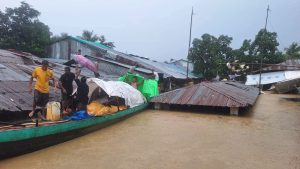 বাড়িঘর পানির নিয়ে যাওয়ায় মানবেতর জীবনযাপন